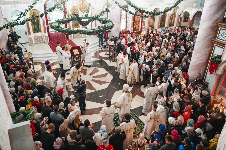    Собор встретил самарцев в праздничных украшениях. Светлана МАКОВЕЕВА