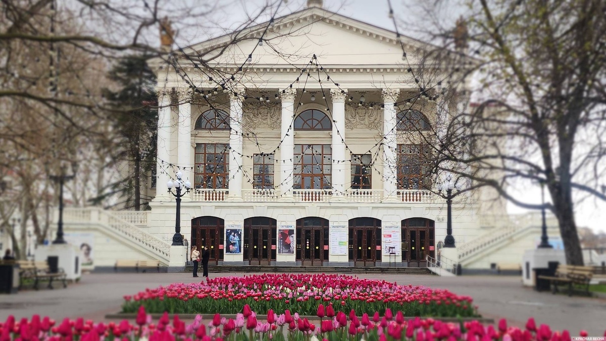     Тюльпаны у театра Луначарского. Севастополь    
© ИА Красная Весна