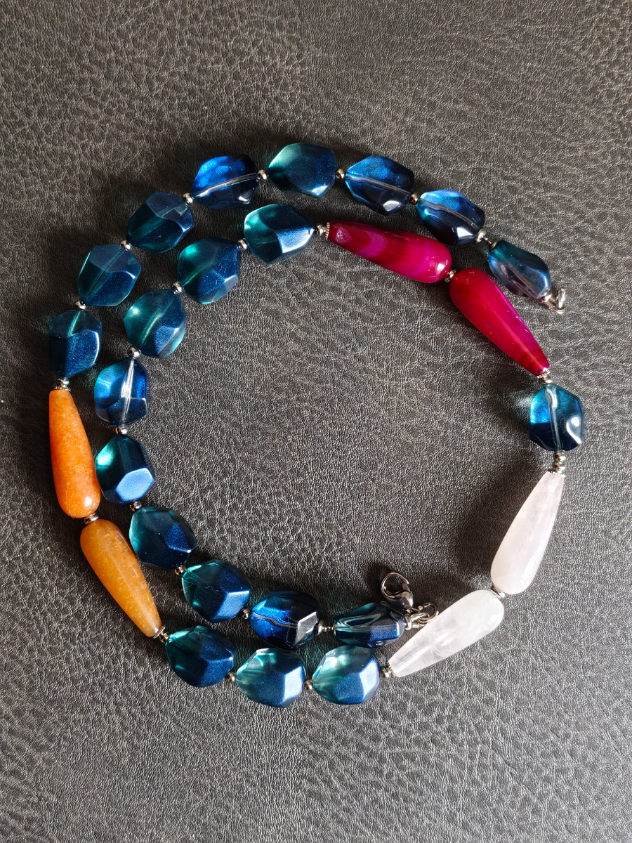 Стекло ювелирное и тонированный кварц.