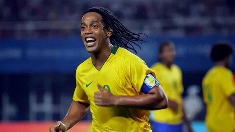 Роналдиньо: Почему его карьера сгорела так быстро? (И как гений, покоривший мир, променял «Золотой мяч» на тюрьму и вечеринки)