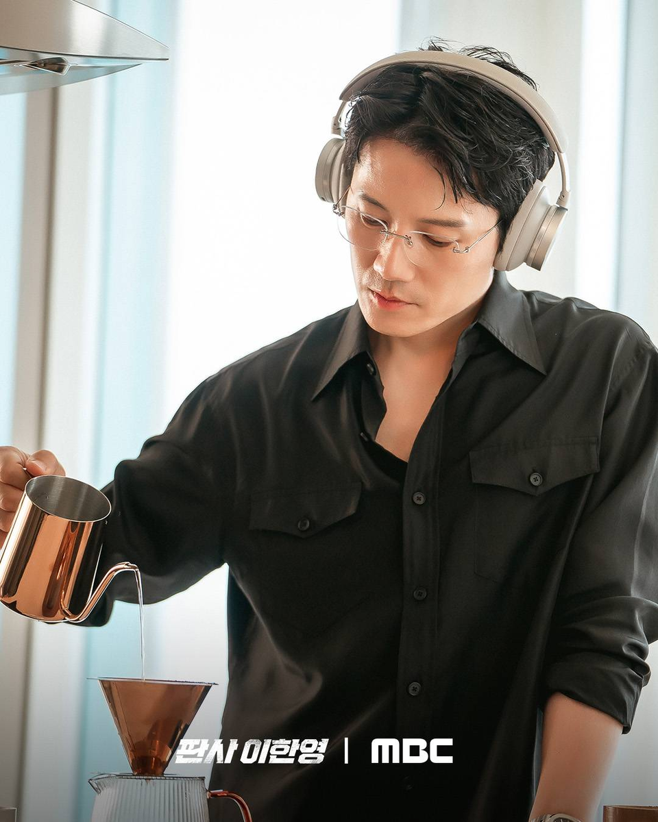 Кадр из сериала  «Судья Ли Ха Ён». Чжи Сон в роли Ли Ха Ёна, 2035 год, жизнь до «возвращения»