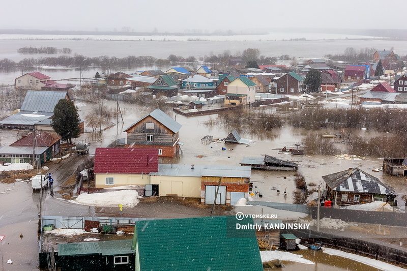 «Почему они ждали, когда все потонут?»: фоторепортаж из Черной Речки, где из-за паводка затопило дороги и дома