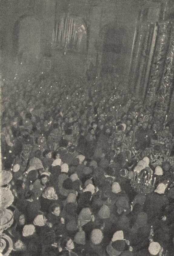 В кафедральном Богоявленском соборе г. Москвы за пасхальной заутреней в 1942 году 