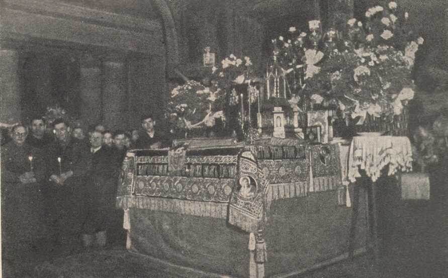 Алтарь кафедрального Богоявленского собора г. Москвы в пасхальную заутреню 1942 года.
Слева — представители английской и польской армий
 