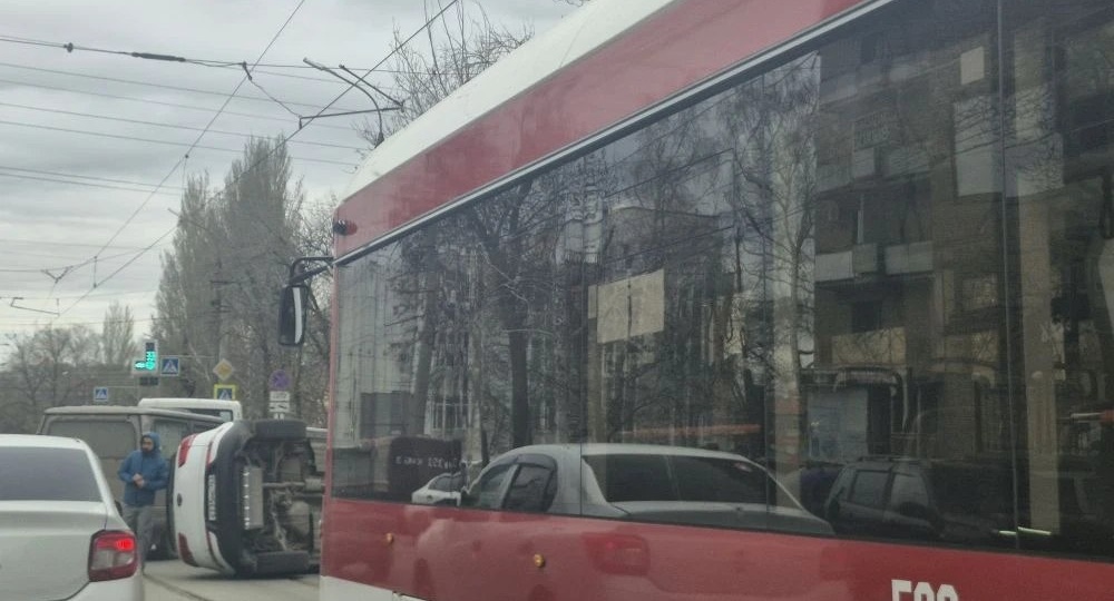 В Самаре на трамвайных путях перевернулся кроссовер — движение электротранспорта остановилось