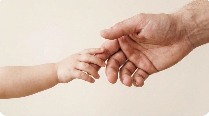 Близость — это не когда мы делаем всё за ребенка. Близость — это когда мы создаем пространство, в котором ему не страшно просто коснуться нашей руки