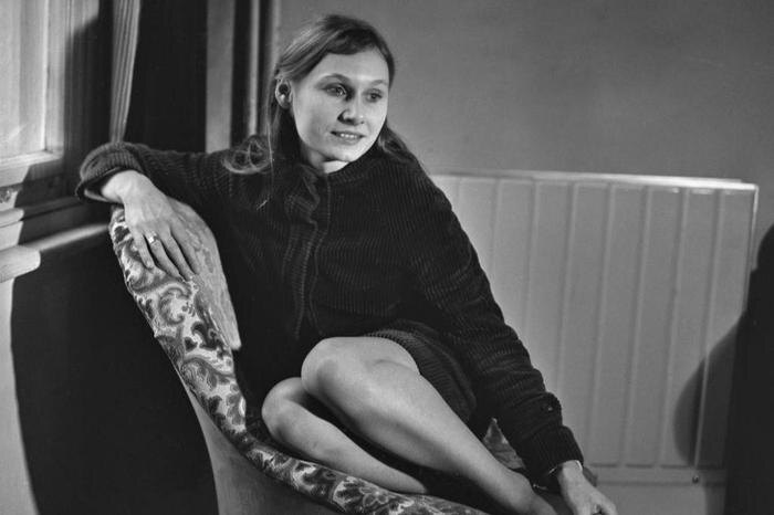 Анджела Плезенс. Обложка © GettyImages / Evening Standard / Hulton Archive