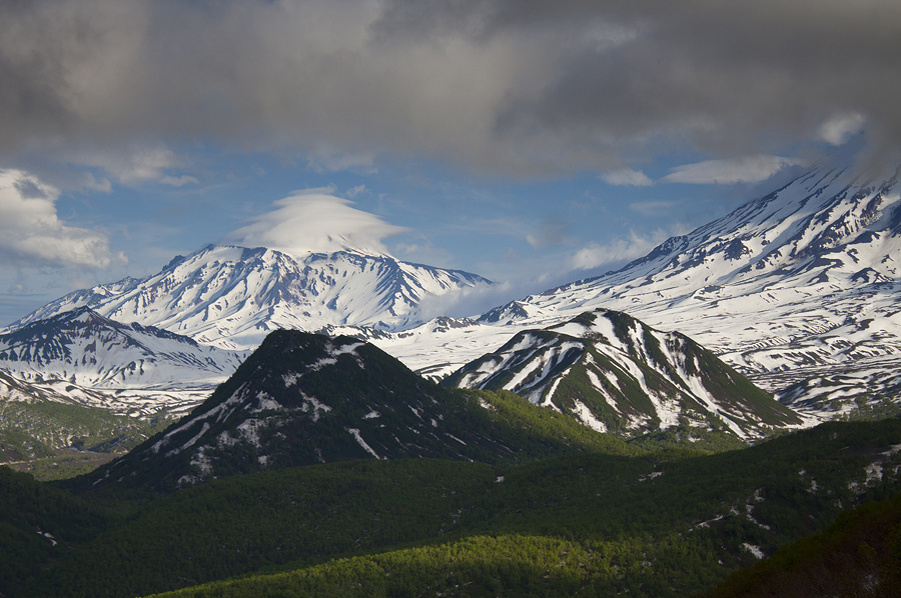 Камчатка. ПРиродный парк Налычео. Вулканы Авачинский (слева) и Корякский (справа). На переднем плане небольшие горы Рябушинские. Картинка из интернета
