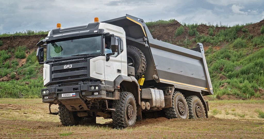 Сделано в России: тяжелый грузовик БАЗ S32A51 – в чем его особенности?