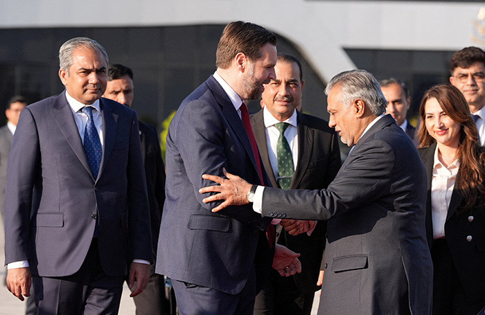    Глава МИД Пакистана Мохаммад Ишак провожает вице-президента США Джей Ди Вэнса (справа налево) после окончания переговоров.Jacquelyn Martin/REUTERS