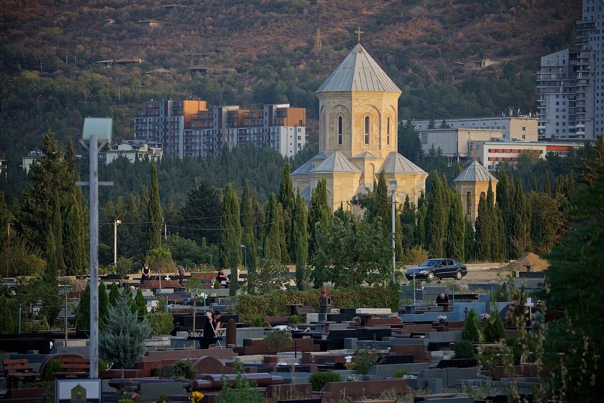 Сабурталинское кладбище в грузинской столице.