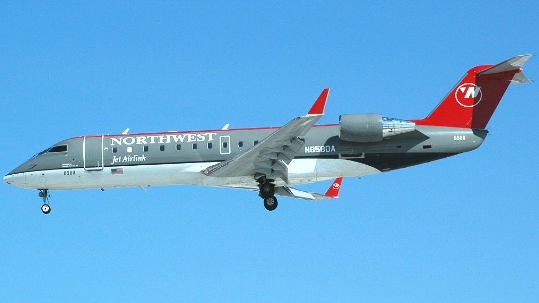 Самолет Northwest Airlink CRJ200, похожий на тот, что попал в аварию.
