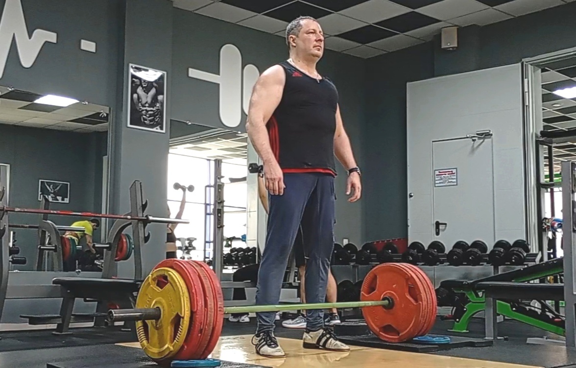 Никогда не использую плинты, хотя они и позволяют избежать излишней нагрузки на поясничный отдел позвоночника в нижней фазе. 