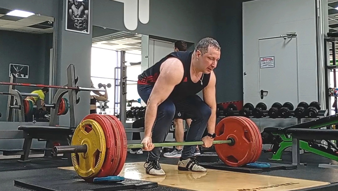 Трудно назвать мышцы, не задействованные при выполнении становой тяги... 