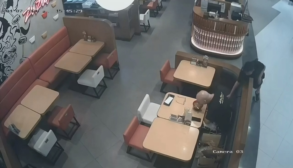 Наклонился поближе к тарелке, чтобы не обрызгаться супом... И вот! 