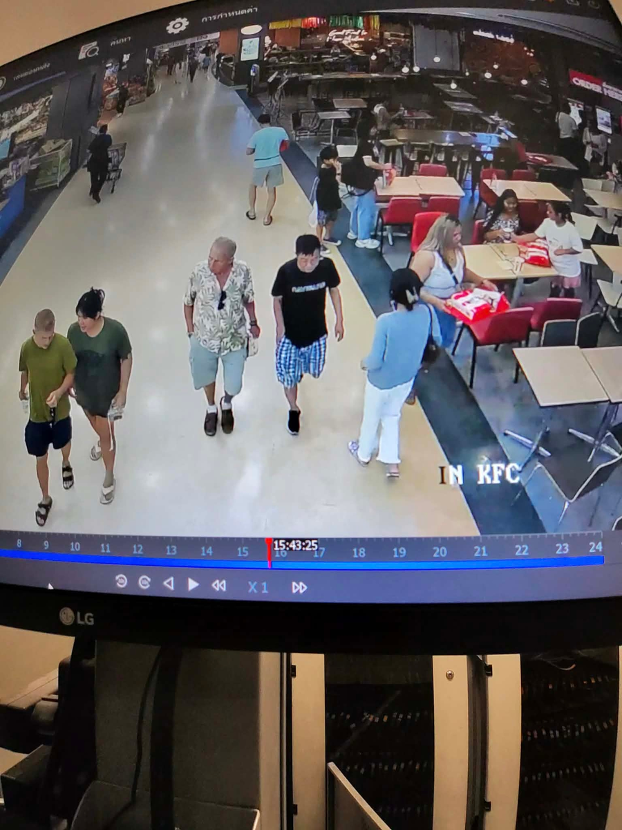 Клетчатые шорты, черная футболка, кеды. 