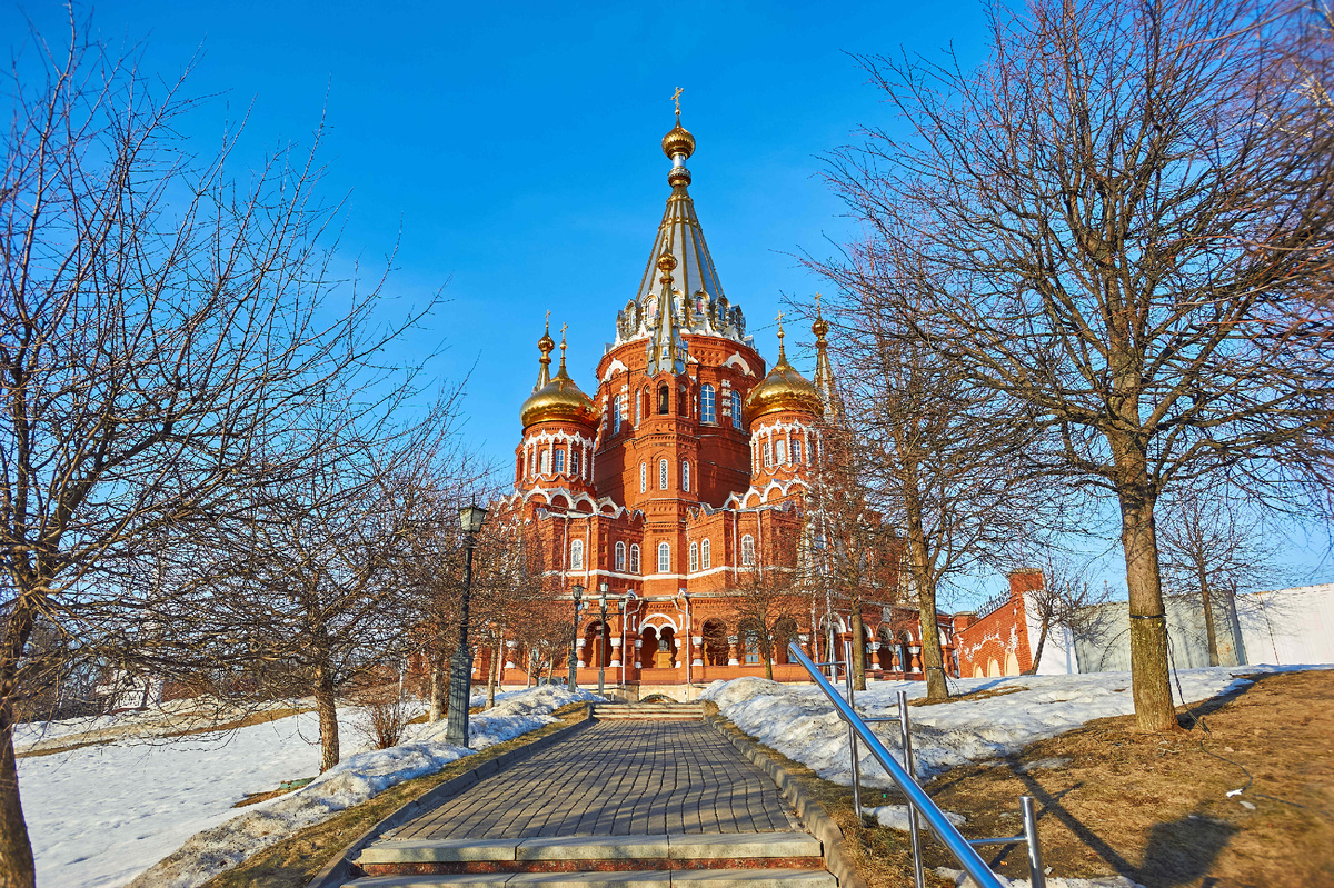  Жемчужина Ижевска Кафедральный православный Михайло- Архангельский собор (Свято-Михайловский собор города Ижевска). в городе Ижевск.. Фотография автора © Ю.А. Карачев 2025 год, Сайты: ykarachev.ru "Фото и Жизнь" год и lori.ru/Karachev. Приобрести фотографии автора можно на https://lori.ru/Karachev