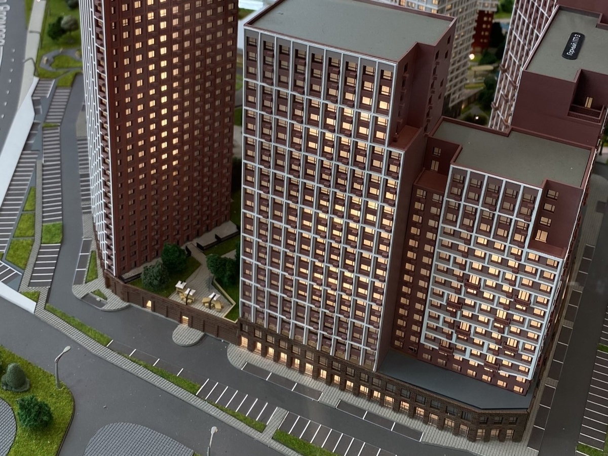 На фото макет ЖК в отделе продаж Сибирский сад