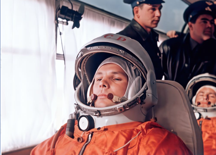 Ю.А. Гагарин едет к стартовой площадке в автобусе ЛАЗ-695Б. Источник: https://museumgagarin.ru/news/garazh_spetsialnogo_naznacheniya_2025/ 