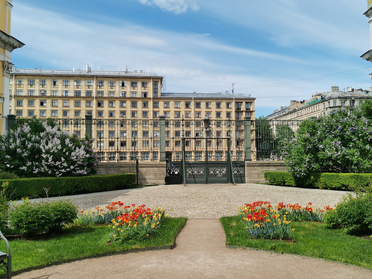 Вид со двора на Набережную реки Фонтанки. Фото автора.