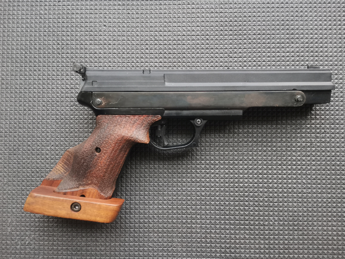 Вид пистолета Gamo Compact справа