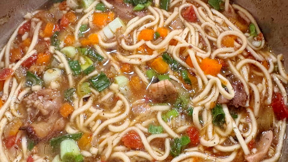 Два варианта супа с домашней яичной лапшой – всегда вкусно получается