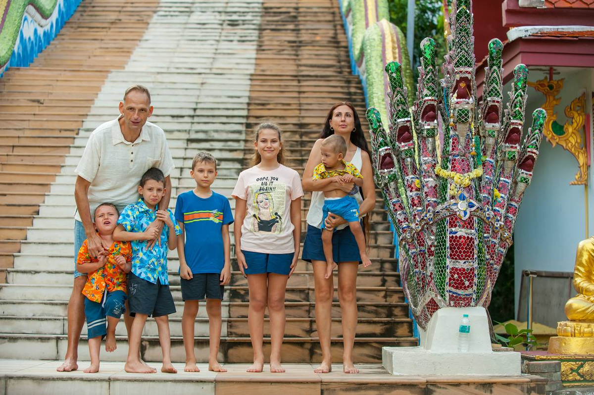 На этой не старой еще фотографии уже минус два человека. 