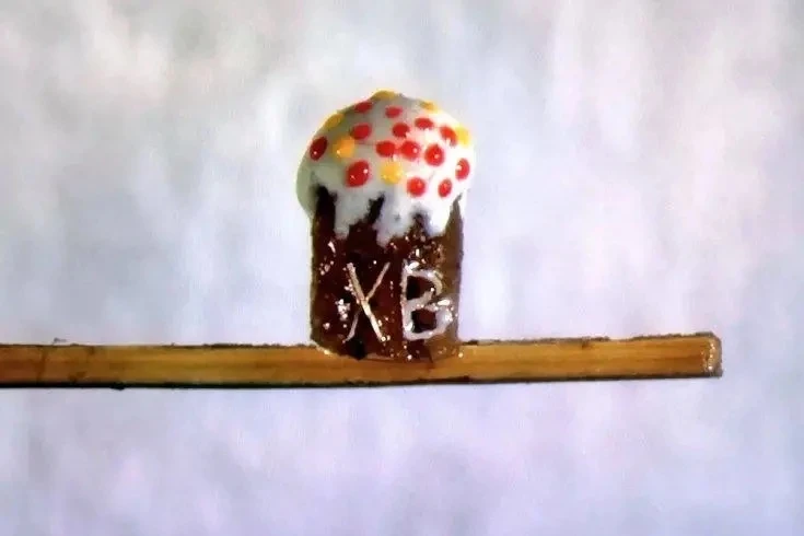 В Омске «испекли» кулич размером с маковое зерно