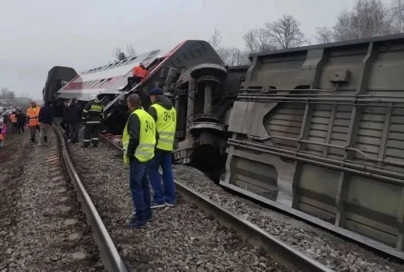 «Строчки-дорожки» в рельсах РЖД. Разбираем причины схода пассажирского поезда на Куйбышевской ж/д