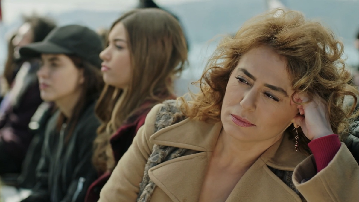 Кадр из сериала "Госпожа Фазилет и её дочери" (Турция, 2017-2018, реж. Гекчен Уста, прод. Шюкрю Авшар и др.)