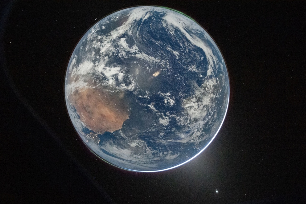 Пепельный свет Земли в апреле 2026 года - фото с борта А-2, NASA