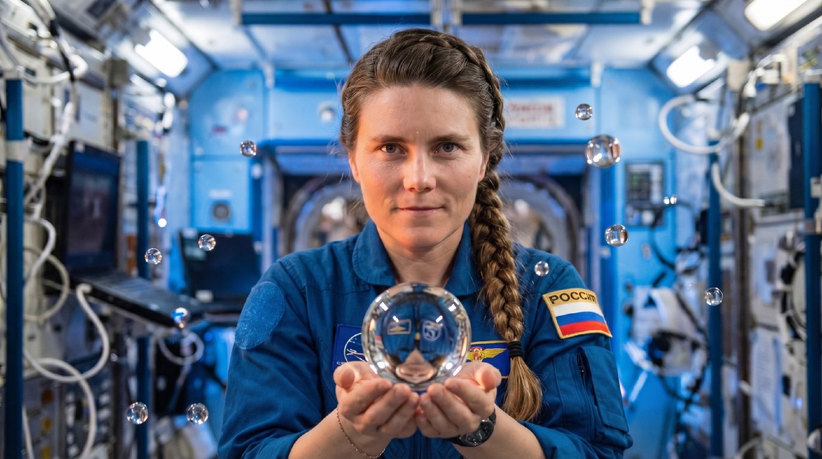 На фото - Анна Кикина, наша космическая звездочка! С сентября 2016 года — единственная женщина в отряде космонавтов «Роскосмоса». Кроме космонавтики она еще и мастер спорта по рафтингу и парашютистка. Фото ее настоящее, коллаж с водой - мой фотошоп. 