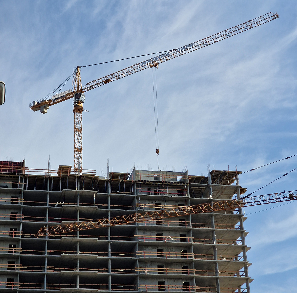 Башенный кран Liebherr в Ростове-на-Дону