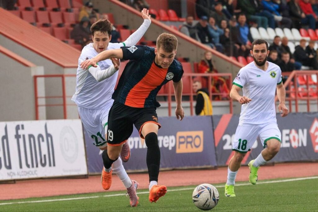 Илья Гаврильчик (№ 19) рвется к воротам «Ангушта» /Фото: ФК «Шахтер»