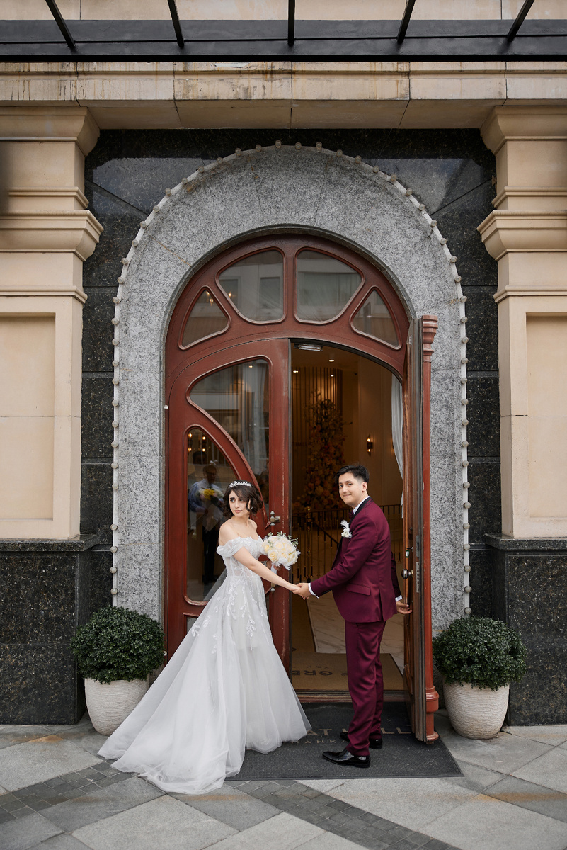 Жених и невеста заходят в здание торжественной регистрации. Якиманка Холл. Фотограф Марина Арт