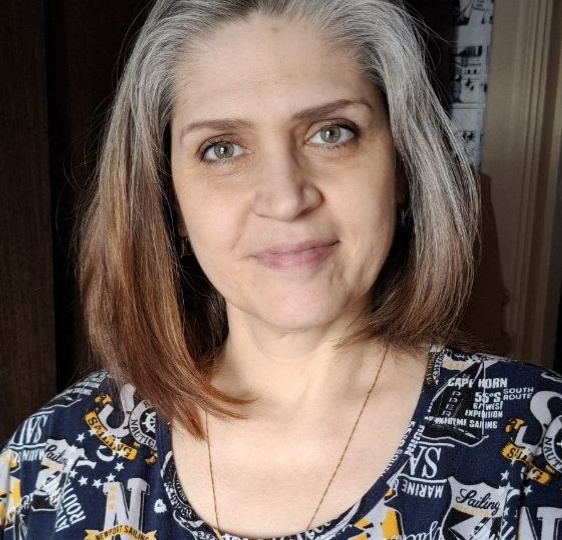 Чужая витрина всегда красивее, пока вы не заглянете за кулисы. А за кулисами — та же боль, просто молча.