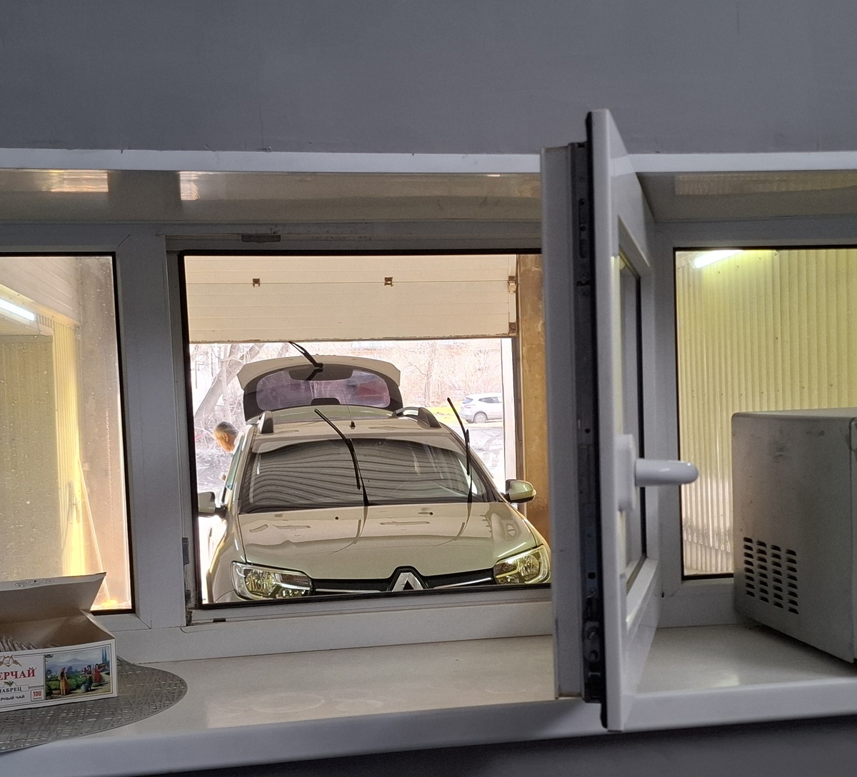 Смотрю за работой мойщика. Из окна в комнате ожидания.