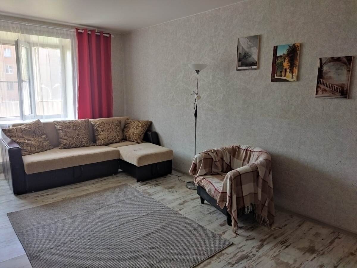 Торшер и шторы дочь отдала, кресло и диван с авито дешево, а картинки сама сделала и очень много вывезли вынесли хлама и ненужных вещей.