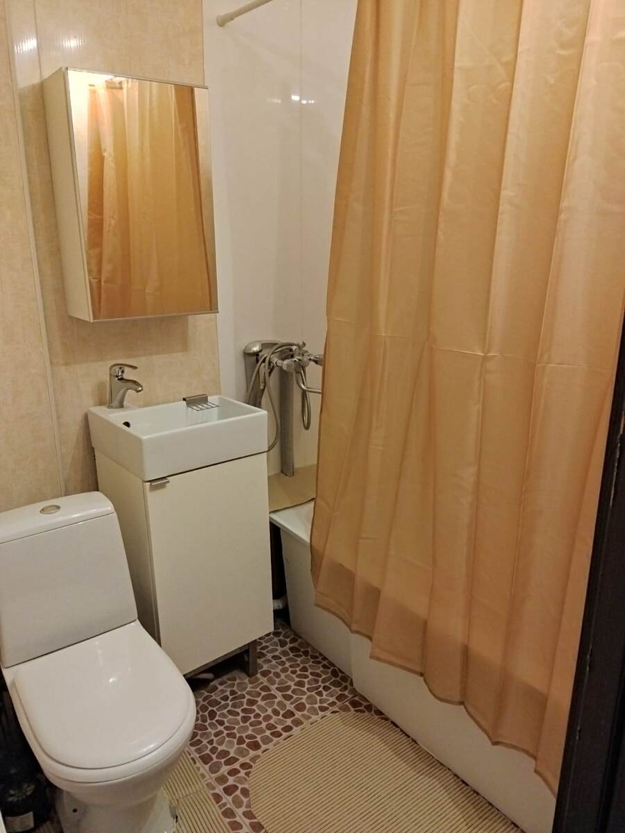 В ванной все отмыла, повесила шторки, положила коврики, ну еще подкрутили по сантехнике.