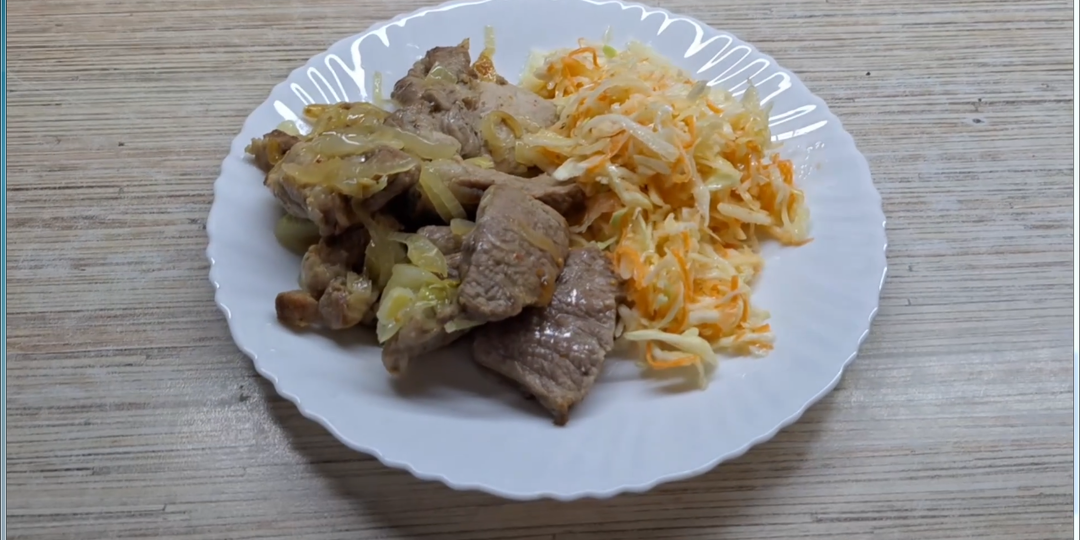 Свинины с луком и специями на сковороде.