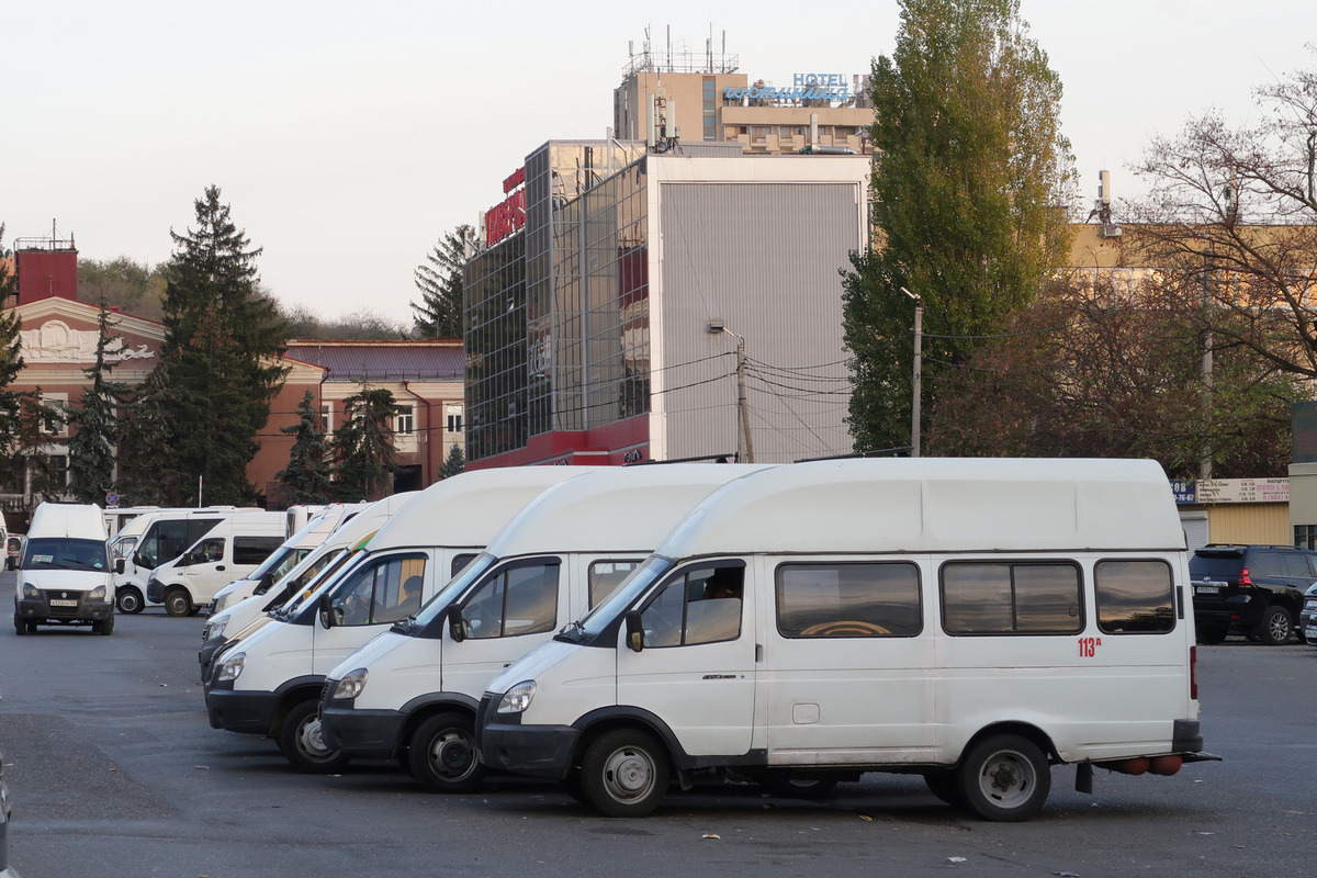 Парад из маршруток - обыденность на юге. Фотография автора канала.