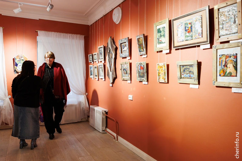 В Череповце открылась выставка блистающих картин