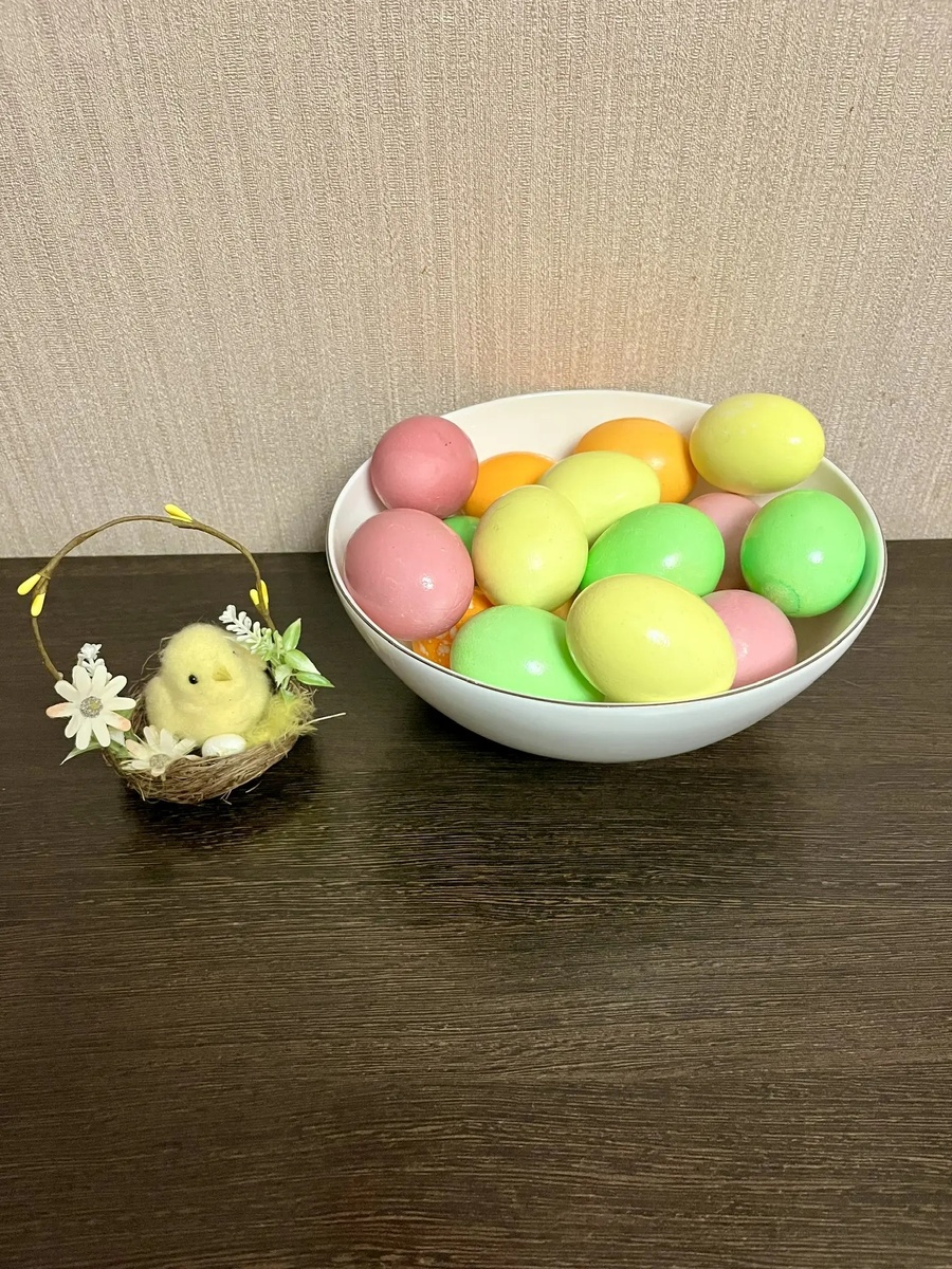 Вот такие яйца в этом году вышли. Одного цыпленка съели коты. Этого в прошлом году купила, ещё держится, малыш. 