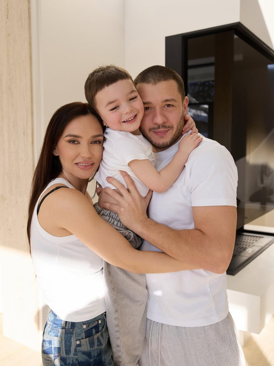    Ольга Серябкина с сыном и мужем. Фото: Instagram (Запрещён в РФ) @seryabkina