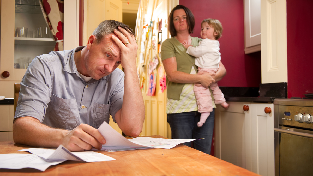 Человек «не бедный», половина  дохода тратит на еду и живёт в режиме постоянной экономии