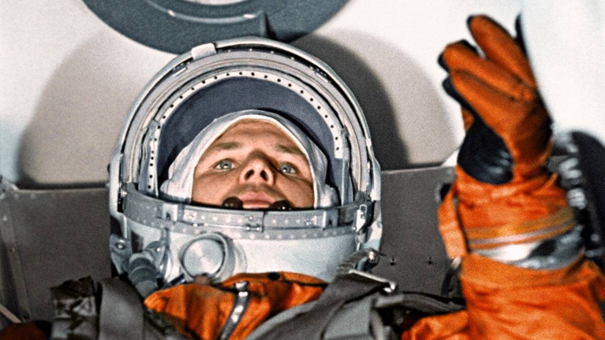    Космонавт Юрий Гагарин в кабине космического корабля «Восток-1» до старта / Фото: РИА Новости