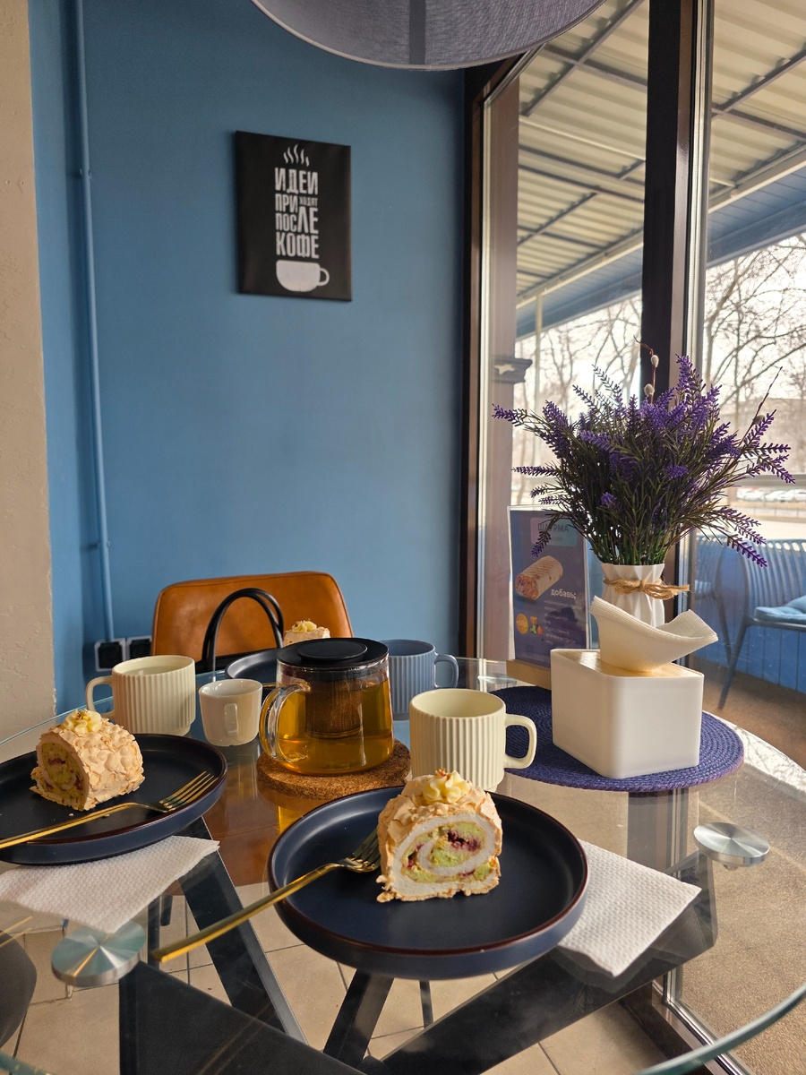 Днем пили чай в кафе, делились новостями 