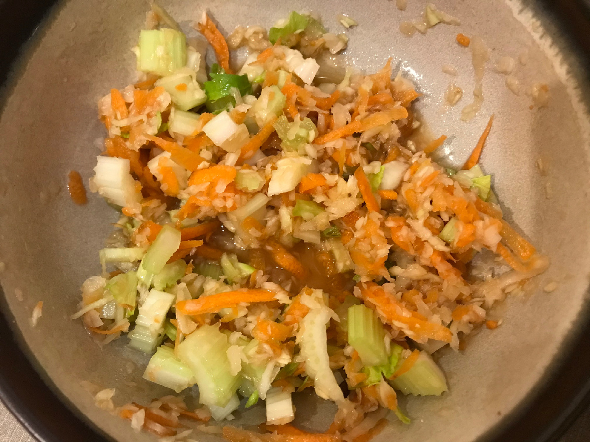 Салат из капусты, моркови и сельдерея. Ещё сок апельсиновый