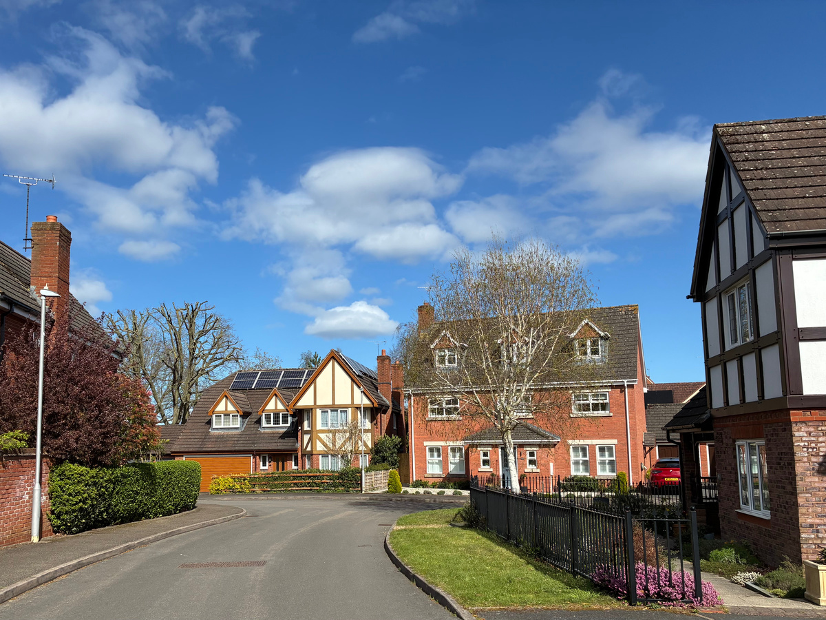 Наша тихая гавань. Типичная Англия: кирпич, фахверк и идеальные газоны. Живем как в декорациях к доброму детективу. Фото из личного архива