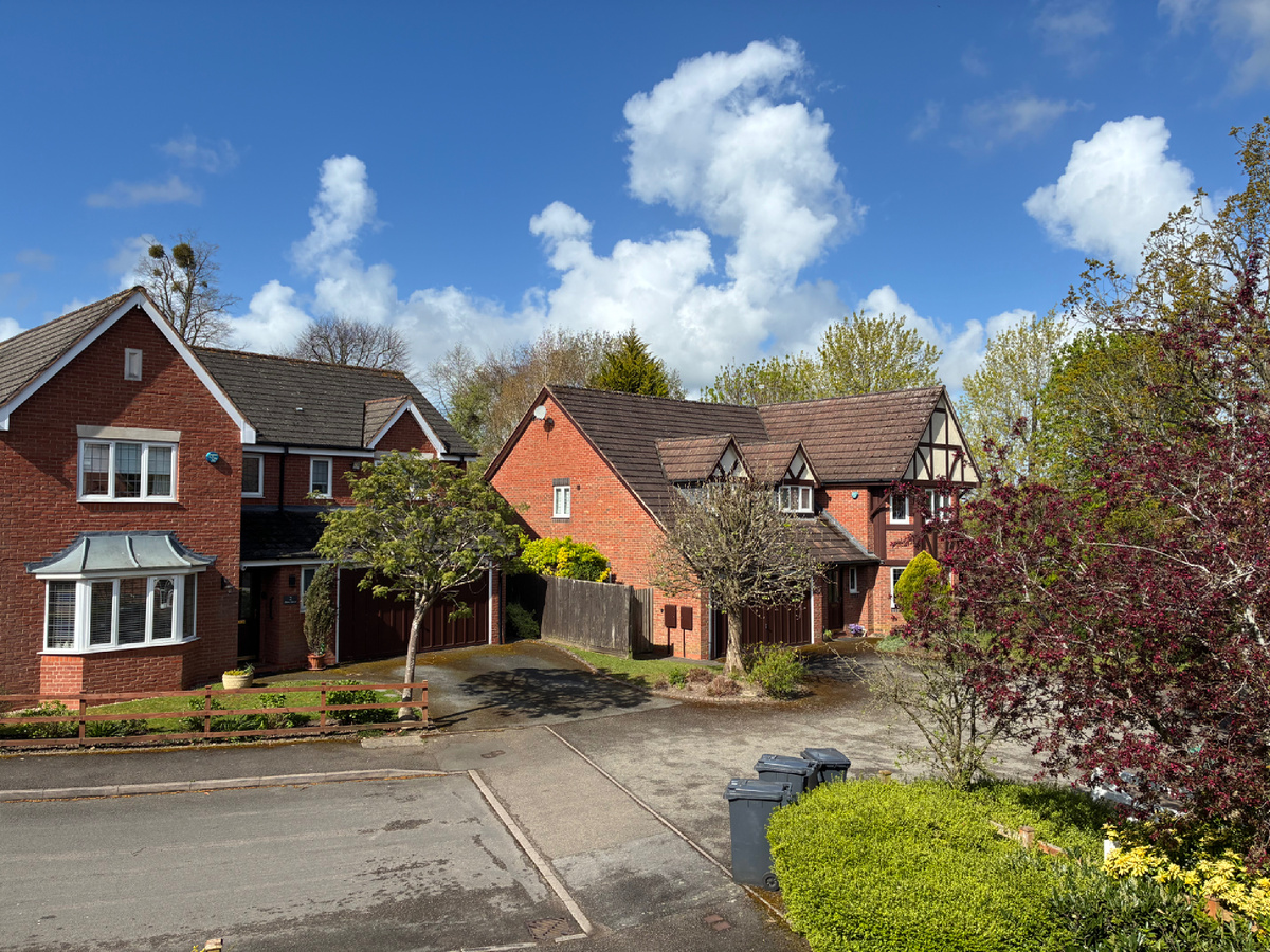 Вид из окна на нашу тихую улочку. Тишина, кирпичные домики и бесконечное небо. Фото из личного архива